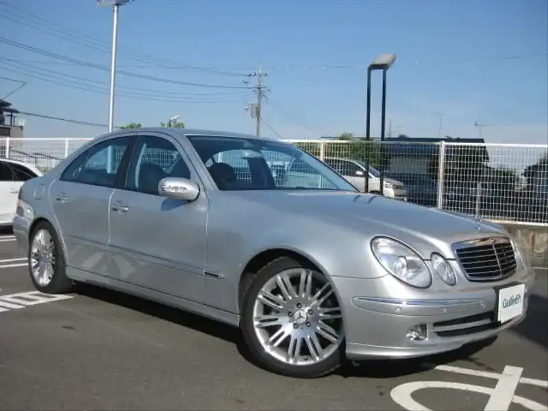 カタログ画像：Ｅクラス（E-CLASS） Ｅ３５０ アバンギャルド スポーツエディション 2005年8月 DBA-211056C 3500cc イリジウムシルバー 燃費8.6km / l  メイン