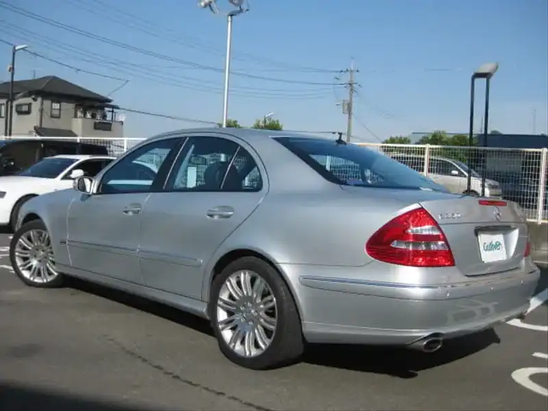 カタログ画像：Ｅクラス（E-CLASS） Ｅ３５０ アバンギャルド スポーツエディション 2005年8月 DBA-211056C 3500cc イリジウムシルバー 燃費8.6km / l  バック