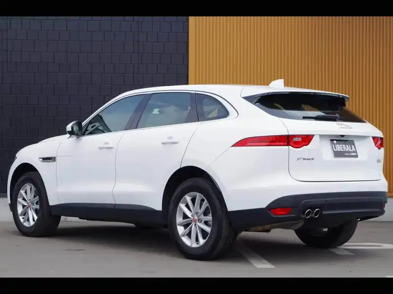 カタログ画像：Ｆペイス（F-PACE） プレステージ 2016年1月 LDA-DC2NA 2000cc ポラリスホワイト 燃費15.8km / l バック