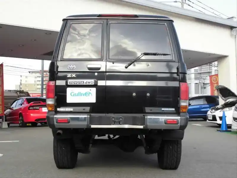 カタログ画像：ランドクルーザー７０（LAND CRUISER 70） ＺＸ ４ドア 1996年8月 KC-HZJ77HV 4200cc ブラック バック