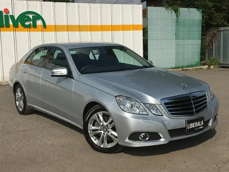 カタログ画像：Ｅクラス（E-CLASS） Ｅ３００ アバンギャルド 2009年5月 DBA-212054C 3000cc パラジウムシルバー（Ｍ）orイリジウムシルバー（Ｍ） 燃費9.6km / l  メイン（その他）