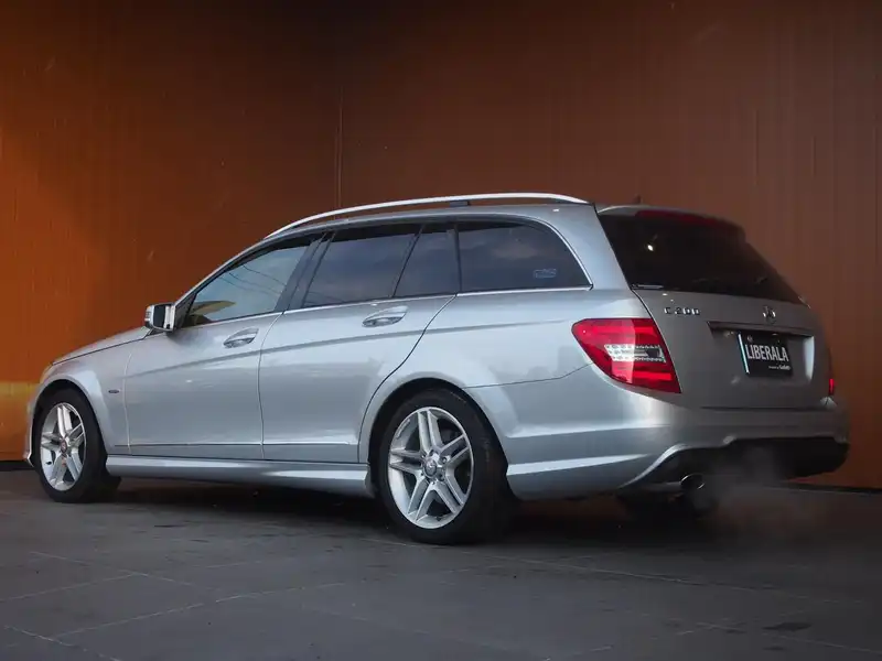 カタログ画像：Ｃクラスステーションワゴン（C-CLASS STATIONWAGON） Ｃ２００ ブルーエフィシェンシー ステーションワゴン アバンギャルド 2012年7月 DBA-204248 1800cc イリジウムシルバー（Ｍ）orパラジウムシルバー（Ｍ）orダイヤモンドシルバー（Ｍ） 燃費13.6km / l バック