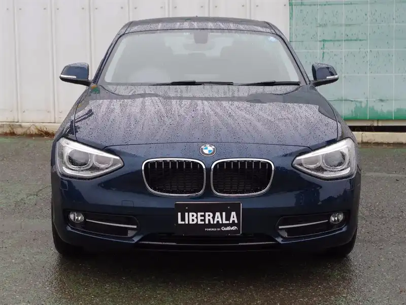 カタログ画像：１シリーズ（1 SERIES） １１６ｉ スポーツ 2014年8月 DBA-1A16 1600cc ディープ・シー・ブルー（メタリック・カラー） 燃費16.6km / l フロント