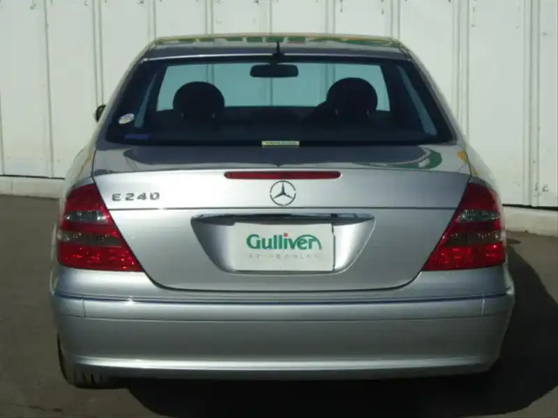 カタログ画像：Ｅクラス（E-CLASS） Ｅ２４０ アバンギャルドリミテッド 2005年5月 GH-211061 2600cc ブリリアントシルバー 燃費8.7km / l  バック