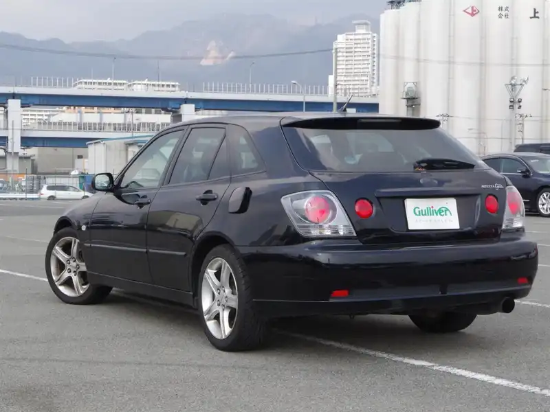 カタログ画像：アルテッツァジータ（ALTEZZA GITA） ＡＳ２００ 2004年4月 TA-GXE10W 2000cc ブラック 燃費11.4km / l  バック