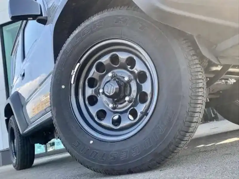 カタログ画像：ジムニーシエラ（JIMNY SIERRA） ＪＬ スズキセーフティサポート装着車 2019年10月 3BA-JB74W 1500cc ミディアムグレー 燃費13.6km / l タイヤ