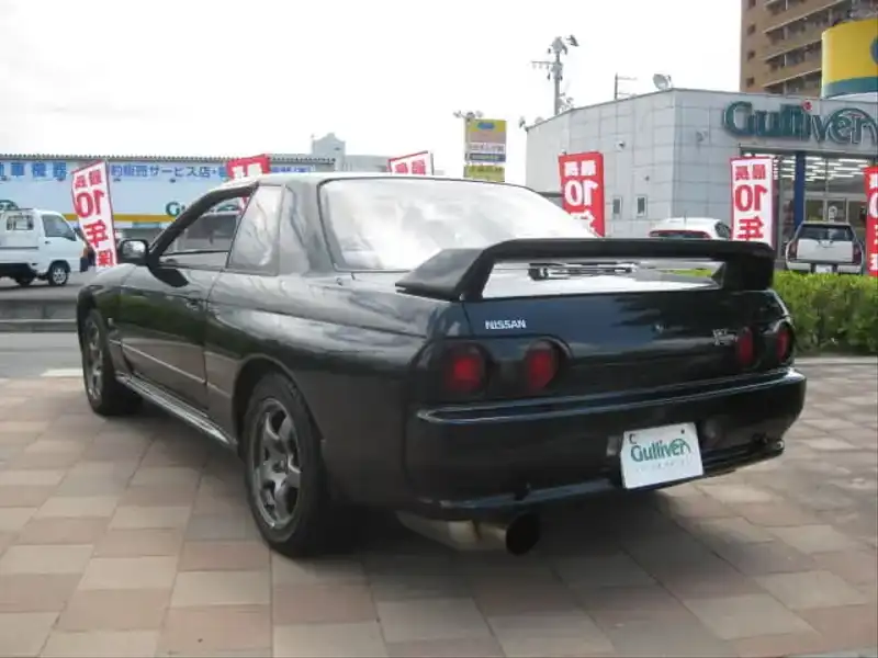 カタログ画像：スカイライン（SKYLINE） ＧＴ－Ｒ 1993年8月 E-BNR32 2600cc ブラックパールメタリック（スーパーファインコーティング） 燃費8.2km / l  バック