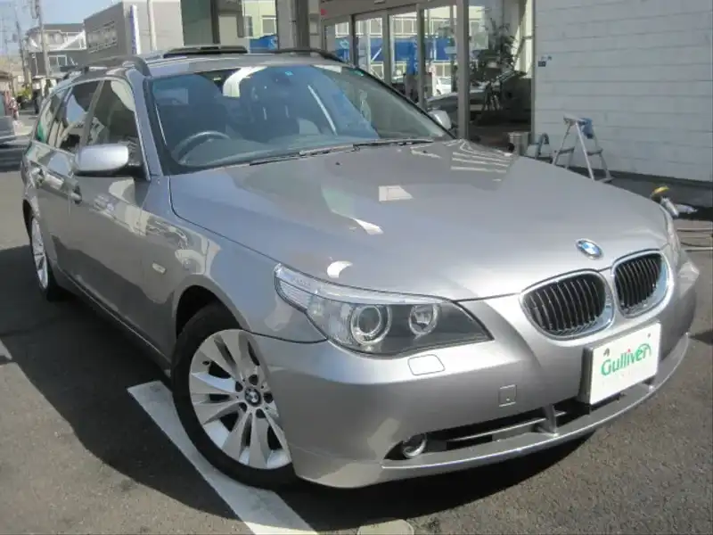 カタログ画像：５シリーズ（5 SERIES） ５２５ｉツーリング 2004年6月 GH-NG25 2500cc チタン・シルバーorシルバー・グレー 燃費8.5km / l  メイン