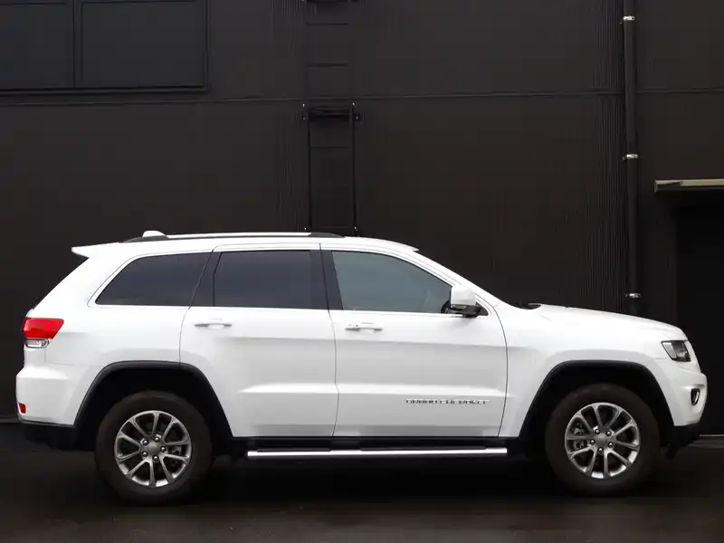 カタログ画像：ジープ・グランドチェロキー（JEEP GRAND CHEROKEE） ラレード 2015年3月 ABA-WK36T 3600cc ブライトホワイトクリアコート 燃費8.6km / l 外装