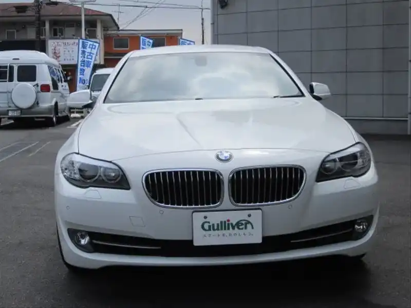 カタログ画像：５シリーズ（5 SERIES） ５２３ｉ 2011年10月 DBA-XG20 2000cc アルピン・ホワイトⅢ（ソリッド・カラー） 燃費14.2km / l フロント