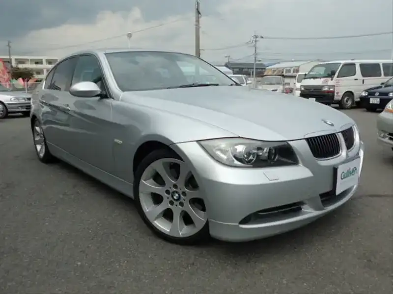 カタログ画像：３シリーズ（3 SERIES） ３３０ｉ 2005年9月 ABA-VB30 3000cc チタン・シルバー（メタリック・カラー）orアークティック（メタリック・カラー） 燃費9.3km / l  メイン（その他）