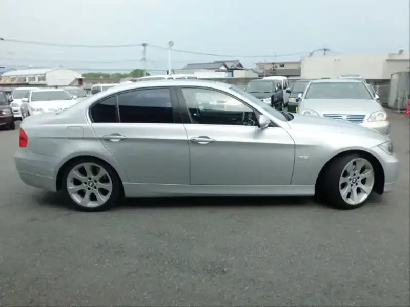 カタログ画像：３シリーズ（3 SERIES） ３３０ｉ 2005年9月 ABA-VB30 3000cc チタン・シルバー（メタリック・カラー）orアークティック（メタリック・カラー） 燃費9.3km / l  外装