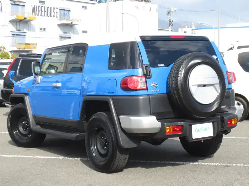 カタログ画像：ＦＪクルーザー（FJ CRUISER） オフロードパッケージ 2010年12月 CBA-GSJ15W 4000cc ツートーン ブルー 燃費8.4km / l  バック