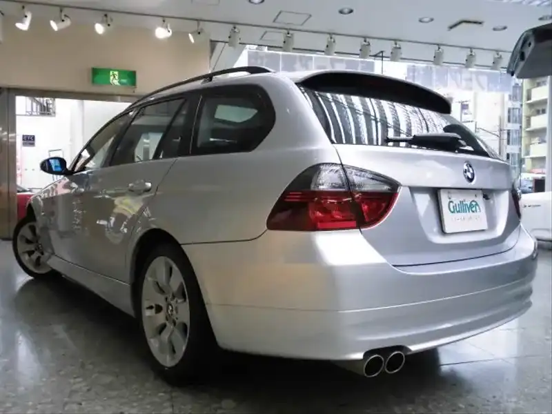 カタログ画像：３シリーズ（3 SERIES） ３２０ｉツーリング ハイラインパッケージ 2008年10月 ABA-VR20 2000cc 燃費11.4km / l  バック