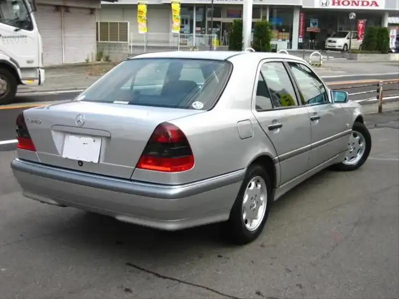 カタログ画像：Ｃクラス（C-CLASS） Ｃ２００ 1998年10月 GF-202020 2000cc ブリリアントシルバー 燃費9.7km / l  バック