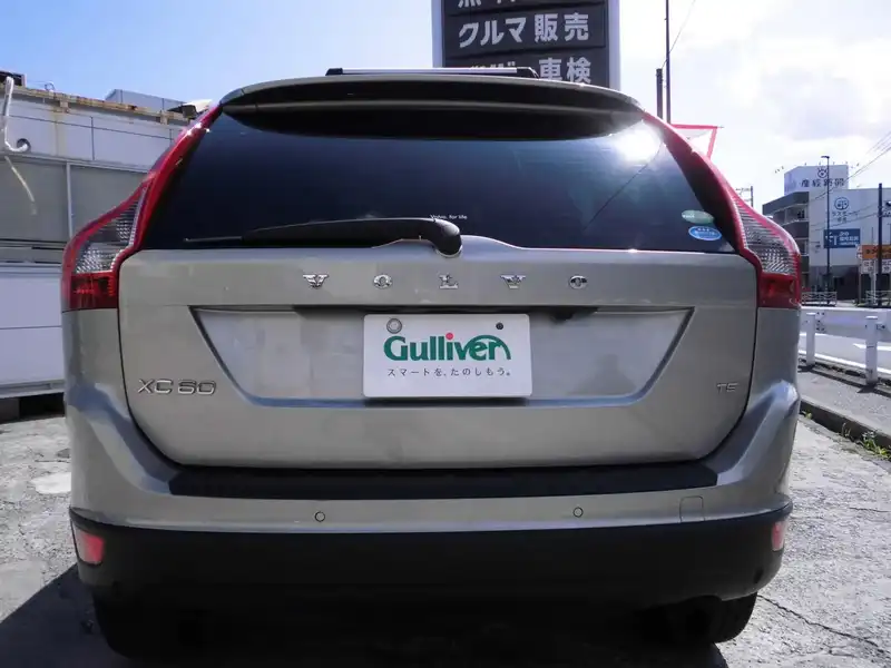 カタログ画像：ＸＣ６０（XC60） Ｔ５ ＳＥ 2010年8月 CBA-DB4204TXC 2000cc シルバーメタリック 燃費10.0km / l バック