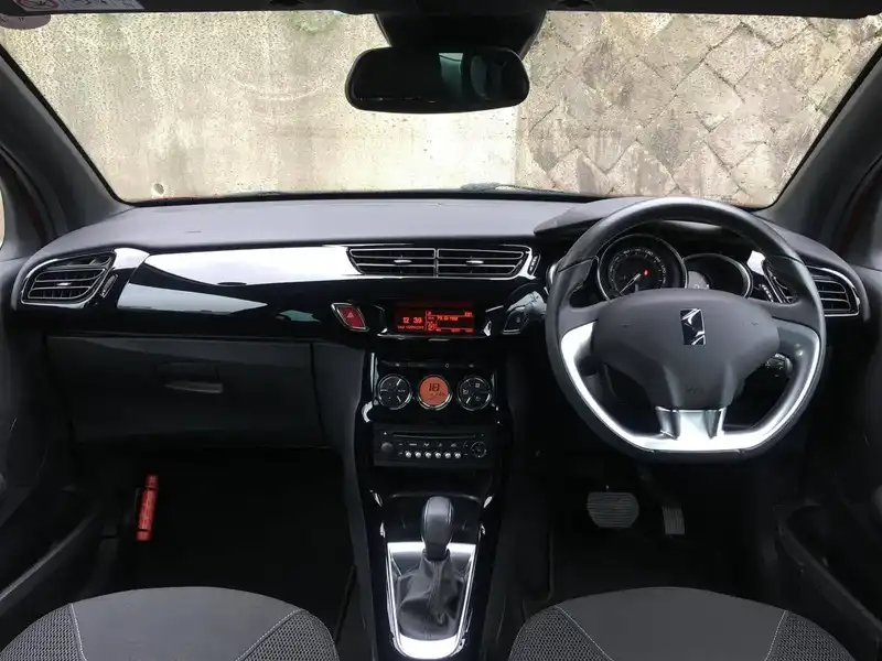 カタログ画像：ＤＳ３（DS3） シック ＤＳ ＬＥＤビジョンパッケージ 2016年6月 ABA-A5CHN01 1200cc ルージュ ルビ 燃費19.8km / l 内装