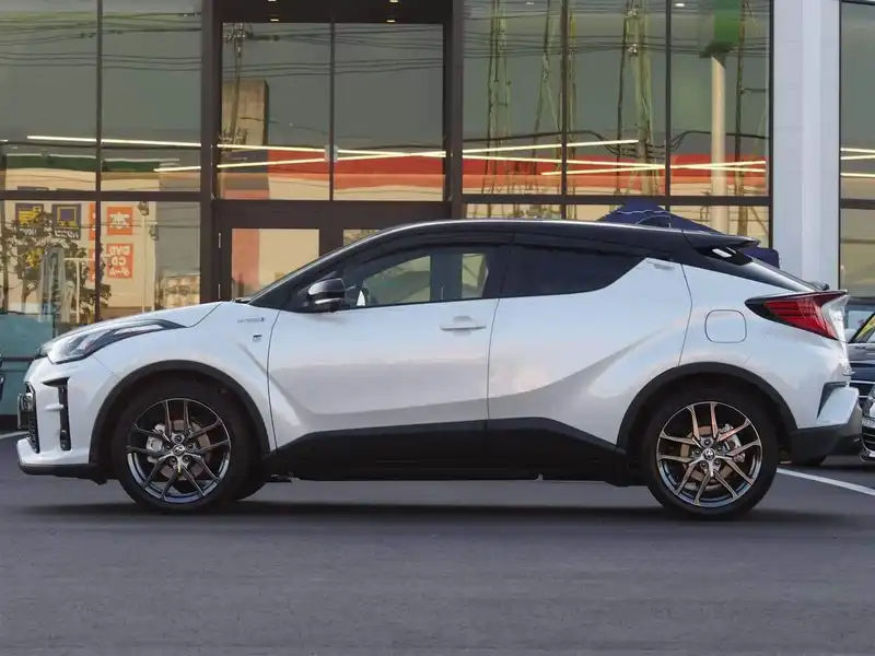 カタログ画像：Ｃ－ＨＲ（C-HR） Ｓ ＧＲスポーツ 2019年10月 6AA-ZYX11 1800cc ホワイトパールクリスタルシャインorブラック×ホワイトパールクリスタルシャイン 燃費25.0km / l 外装