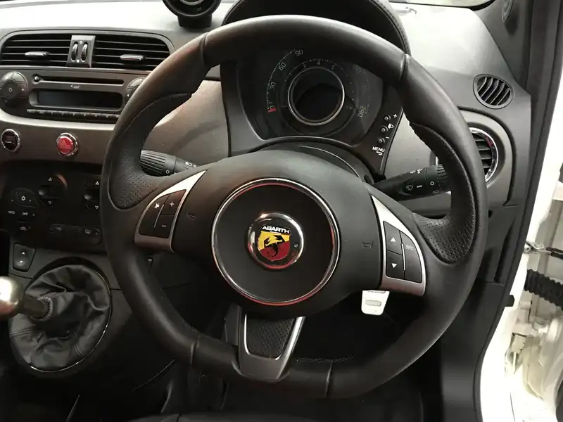 カタログ画像：アバルト５９５（ABARTH 595） コンペティツィオーネ 2014年3月 ABA-312141 1400cc ビアンコガーラ 燃費14.5km / l 内装