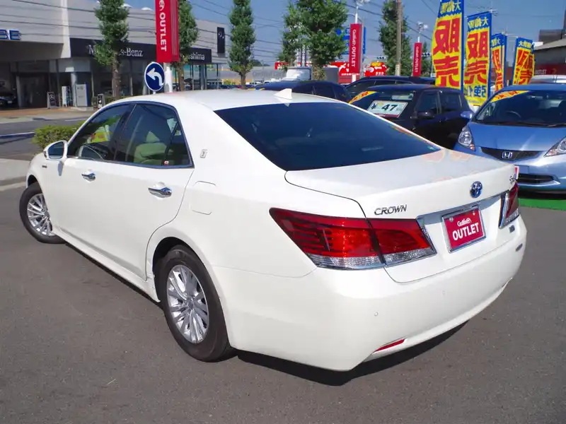 カタログ画像：クラウンハイブリッド（CROWN HYBRID） ロイヤルサルーンＧ Ｆｏｕｒ 2015年10月 DAA-AWS211 2500cc ホワイトパールクリスタルシャイン 燃費21.0km / l バック