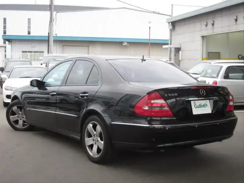 カタログ画像：Ｅクラス（E-CLASS） Ｅ５００ アバンギャルド 2005年8月 CBA-211070 5000cc エメラルドブラック（Ｍ）orオブシディアンブラック（Ｍ） 燃費7.6km / l  バック