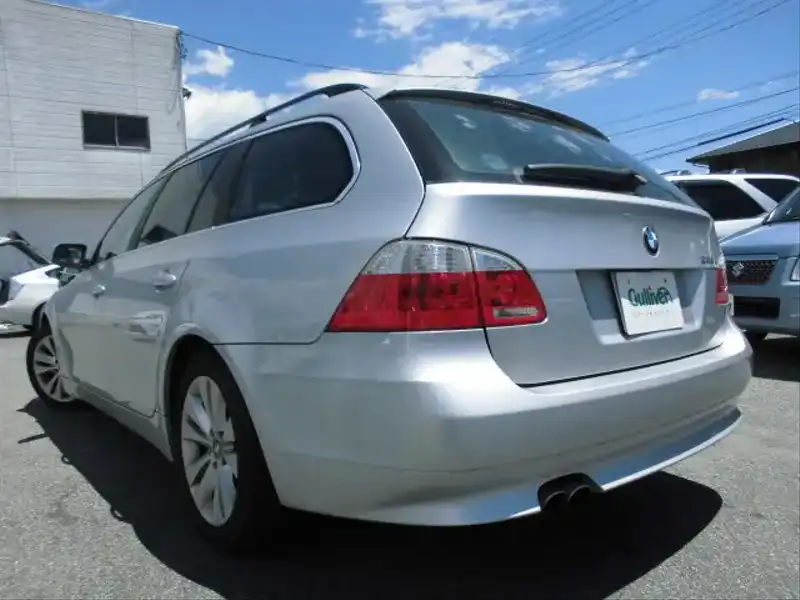 カタログ画像：５シリーズ（5 SERIES） ５２５ｉツーリングハイラインパッケージ 2004年6月 GH-NG25 2500cc 燃費8.5km / l  バック