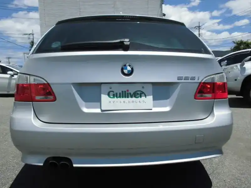 カタログ画像：５シリーズ（5 SERIES） ５２５ｉツーリングハイラインパッケージ 2004年6月 GH-NG25 2500cc 燃費8.5km / l  バック