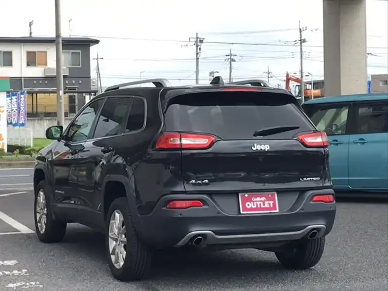 カタログ画像：ジープ・チェロキー（JEEP CHEROKEE） リミテッド 2015年3月 ABA-KL32 3200cc ブリリアントブラッククリスタルパールコート 燃費8.9km / l バック