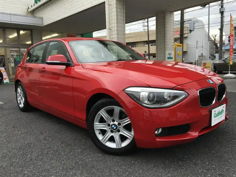 カタログ画像：１シリーズ（1 SERIES） １２０ｉ 2013年8月 DBA-1A16 1600cc クリムゾン・レッド（ソリッド・カラー） 燃費16.6km / l メイン