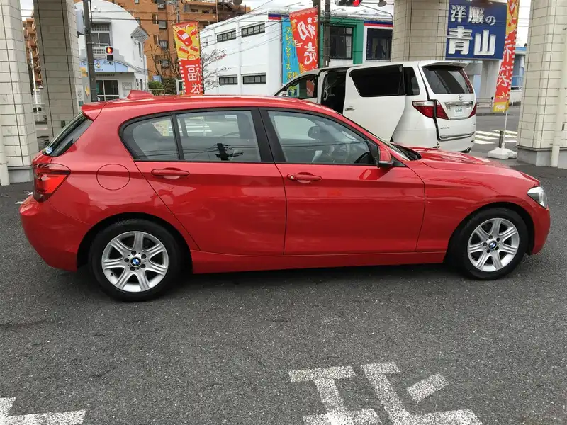 カタログ画像：１シリーズ（1 SERIES） １２０ｉ 2014年4月 DBA-1A16 1600cc クリムゾン・レッド（ソリッド・カラー） 燃費16.6km / l 外装