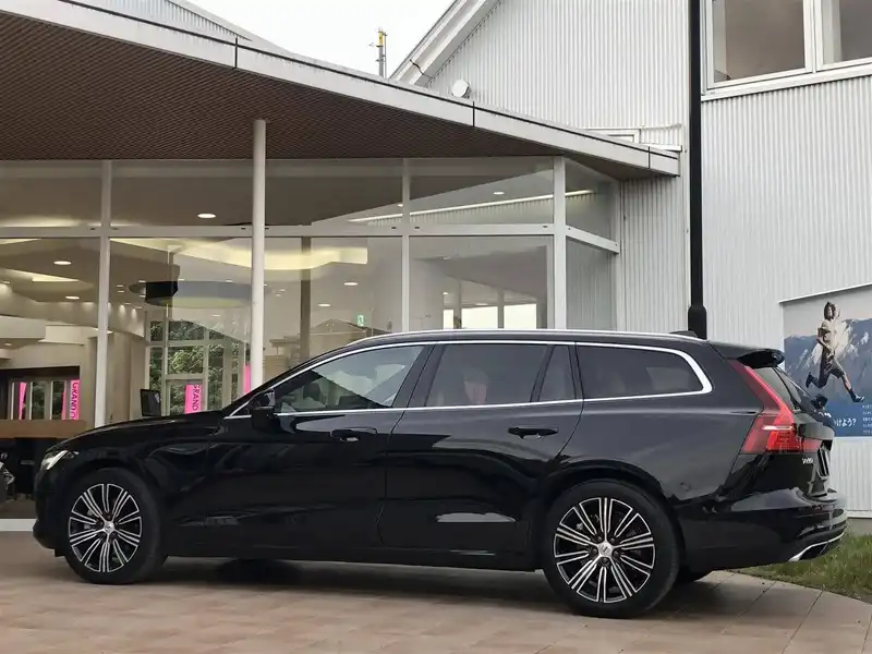 10121924 | カタログ画像：Ｖ６０（V60） Ｔ５ インスクリプション 2019年6月 DBA-ZB420 2000cc ブラック 外装