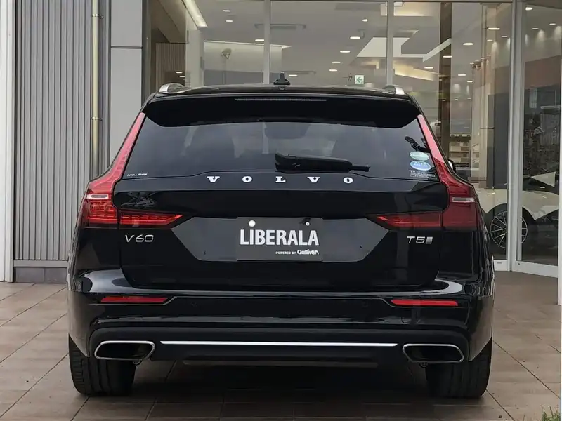 カタログ画像：Ｖ６０（V60） Ｔ５ インスクリプション 2019年10月 DBA-ZB420 2000cc ブラック 燃費12.9km / l バック