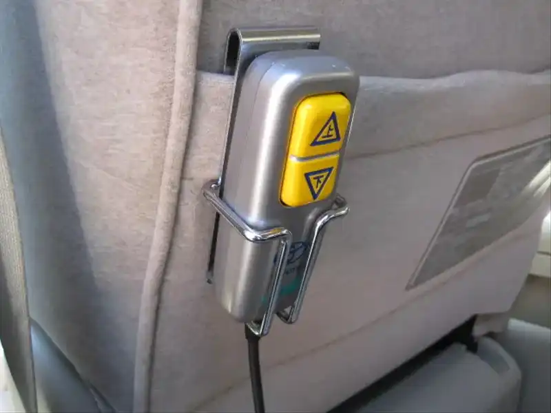 カタログ画像：アルファードＧ（ALPHARD G） ＡＸ Ｌエディション サイドリフトアップシート装着車 2004年2月 CBA-ANH10W 2400cc ホワイトパールマイカ 燃費9.7km / l  内装