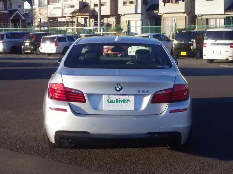 カタログ画像：５シリーズ（5 SERIES） ５２８ｉ Ｍスポーツパッケージ 2011年11月 DBA-XG28 2000cc 燃費13.6km / l バック