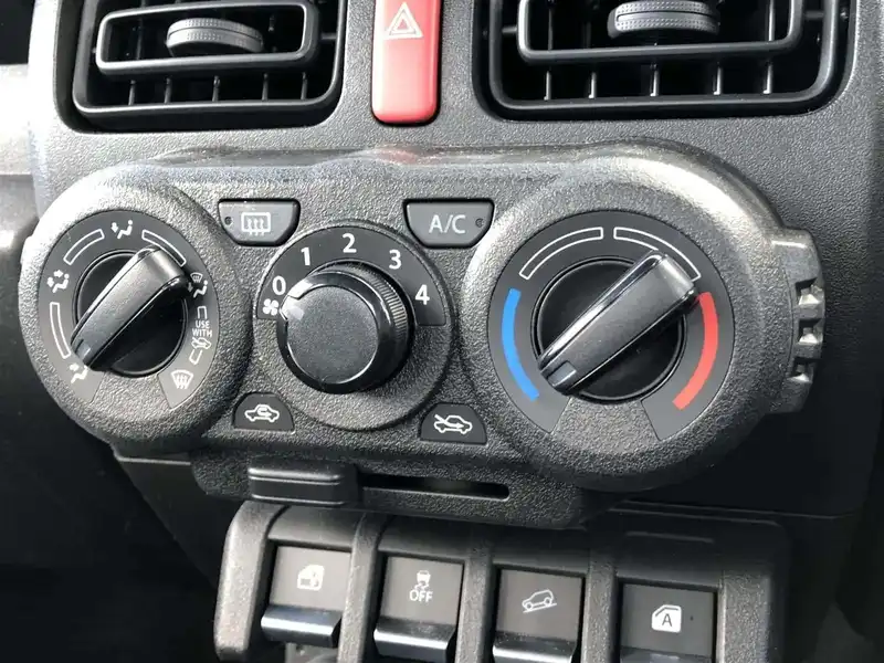 カタログ画像：ジムニー（JIMNY） ＸＧ スズキセーフティサポート装着車 2018年7月 3BA-JB64W 660cc ブルーイッシュブラックパール3 燃費16.2km / l 内装