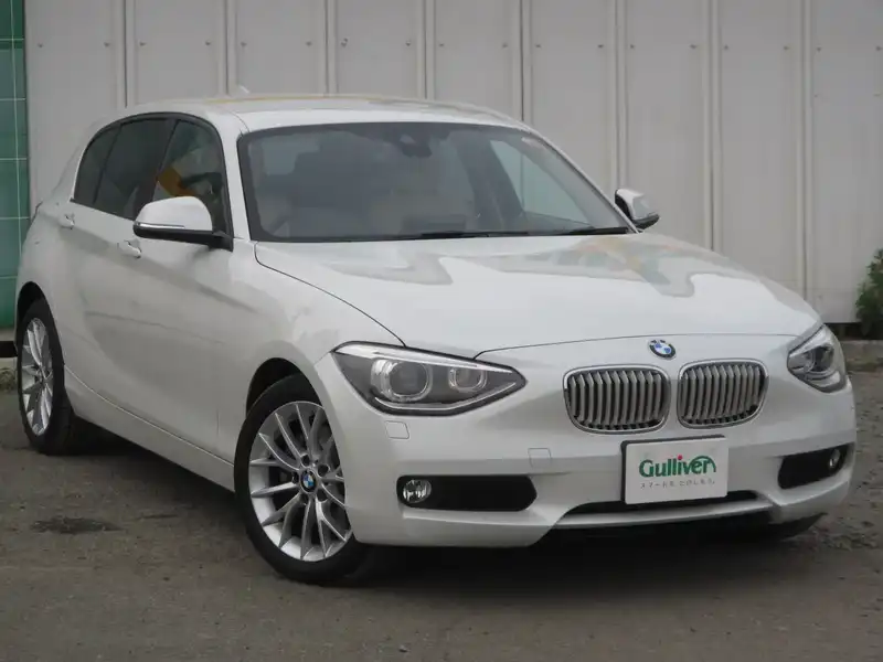 カタログ画像：１シリーズ（1 SERIES） １１６ｉ ファッショニスタ 2013年9月 DBA-1A16 1600cc アルピン・ホワイトⅢ（ソリッド・カラー） 燃費16.6km / l メイン