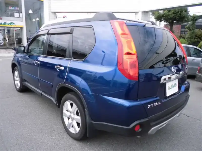 カタログ画像：エクストレイル（X-TRAIL） ２０Ｘt 2008年11月 DBA-NT31 2000cc サファイアブルー（ＰＭ） 燃費13.6km / l  バック