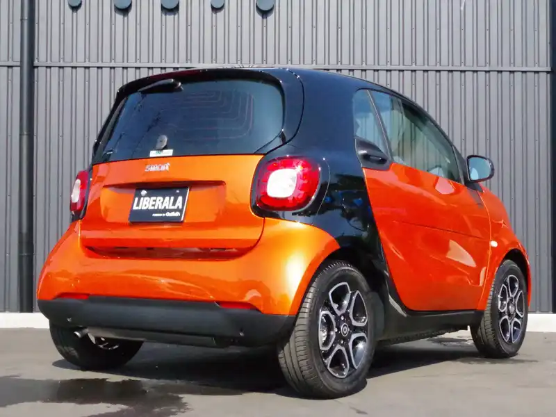 カタログ画像：スマートフォーツークーペ（SMART FORTWO COUPE） エディション１ 2015年10月 DBA-453342 1000cc ラバオレンジ 燃費21.9km / l バック