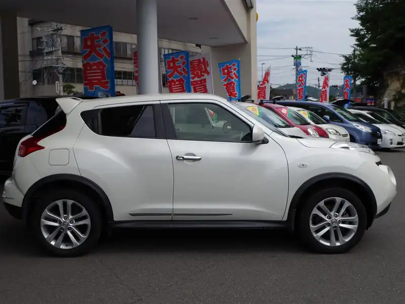 10084418 | カタログ画像：ジューク（JUKE） １６ＧＴ ＦＯＵＲ タイプＶ 2013年8月 CBA-NF15 1600cc ブリリアントホワイトパール（３Ｐ） 外装