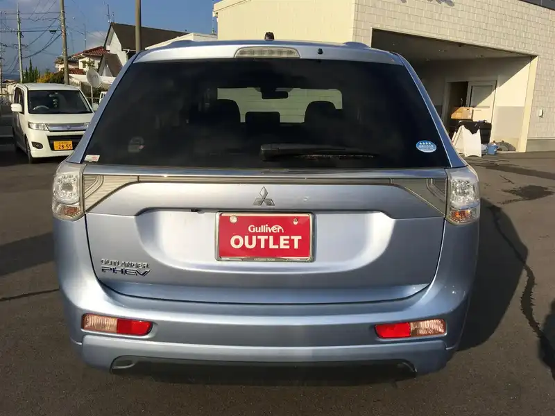 カタログ画像：アウトランダーＰＨＥＶ（OUTLANDER PHEV） Ｇセーフティパッケージ 2013年1月 DLA-GG2W 2000cc テクニカルシルバーメタリック バック