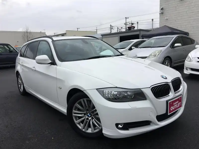 カタログ画像：３シリーズ（3 SERIES） ３２５ｉツーリング 2010年5月 LBA-UT25 3000cc アルピン・ホワイトⅢ（ソリッド・カラー） 燃費11.4km / l メイン