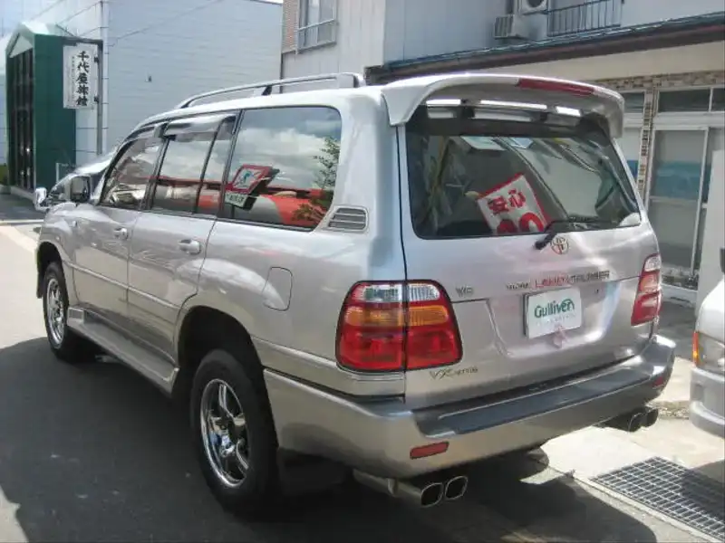 カタログ画像：ランドクルーザー１００（LAND CRUISER 100） ＶＸリミテッド 1998年1月 GF-UZJ100W 4700cc ウォームシルバーメタリック 燃費6.1km / l  バック