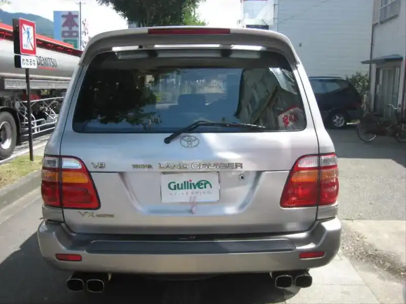 カタログ画像：ランドクルーザー１００（LAND CRUISER 100） ＶＸリミテッド 1998年1月 GF-UZJ100W 4700cc ウォームシルバーメタリック 燃費6.1km / l  バック