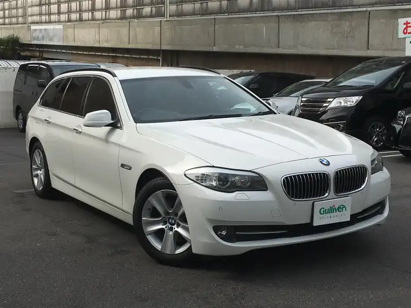 カタログ画像：５シリーズ（5 SERIES） ５２８ｉツーリング 2010年9月 DBA-MU30 3000cc アルピン・ホワイトⅢ 燃費10.0km / l メイン