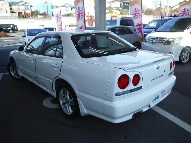 カタログ画像：スカイライン（SKYLINE） ＧＴスペシャルエディション 2000年8月 GF-HR34 2000cc ホワイト 燃費11.4km / l  バック