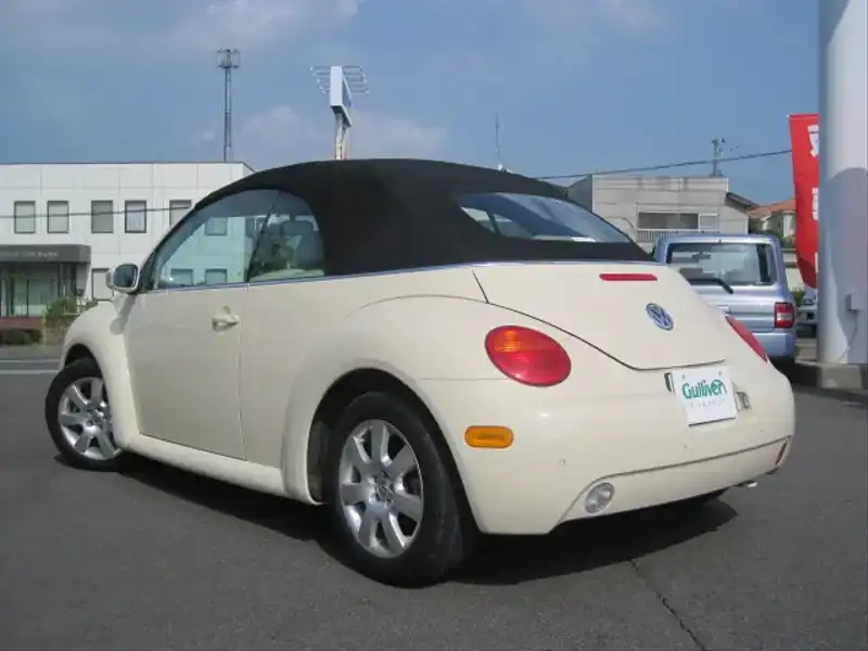 カタログ画像：ニュービートルカブリオレ（NEW BEETLE CABRIOLET） プラス 2004年4月 GH-1YAZJ 2000cc ハーベストムーンベージュ 燃費10.6km / l  バック