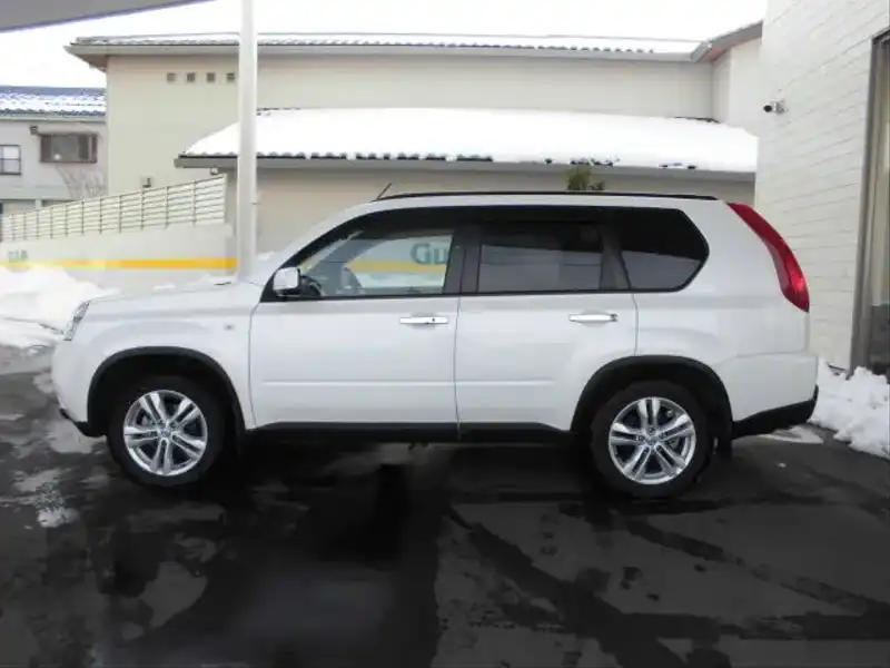 カタログ画像：エクストレイル（X-TRAIL） ２５Ｘ 2012年7月 CBA-TNT31 2500cc ブリリアントホワイトパール（３Ｐ） 燃費11.6km / l  外装