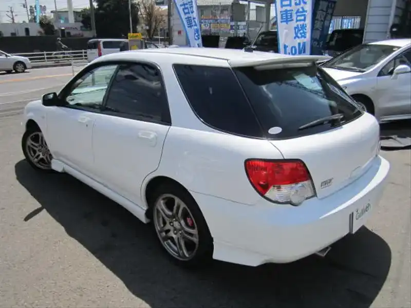 カタログ画像：インプレッサスポーツワゴン（IMPREZA SPORTS WAGON） ＷＲＸ 2004年6月 TA-GGA 2000cc ピュアホワイト 燃費11.8km / l  バック