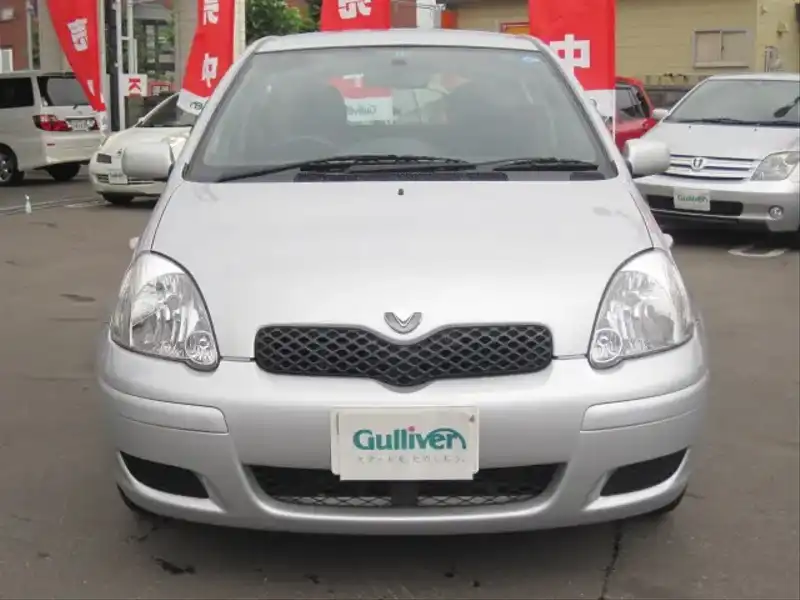 カタログ画像：ヴィッツ（VITZ） Ｆ Ｌパッケージ 2002年12月 UA-NCP15 1300cc シルバーマイカメタリック 燃費16.6km / l  フロント