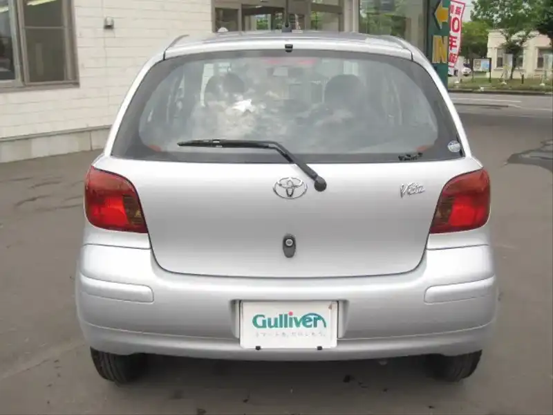 カタログ画像：ヴィッツ（VITZ） Ｆ Ｌパッケージ 2002年12月 UA-NCP15 1300cc シルバーマイカメタリック 燃費16.6km / l  バック